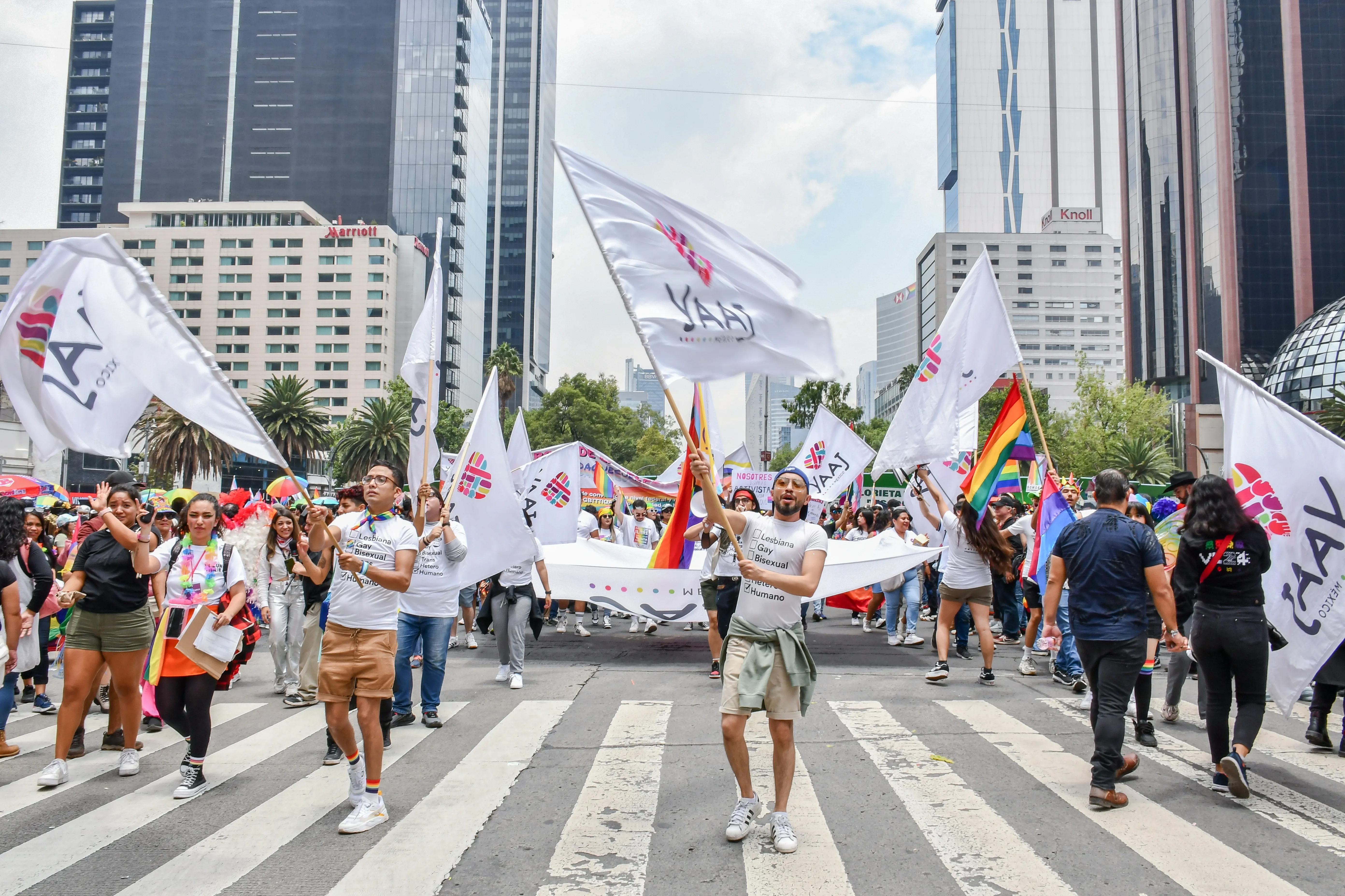 Contingente de Yaaj México en la Marcha del Orgullo de CDMX